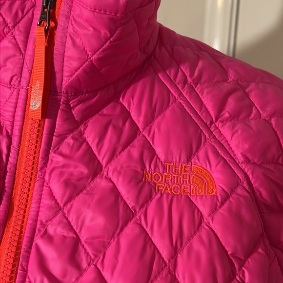 The North Face Hot Pink Quilted Jacket - Picture 2 of 16